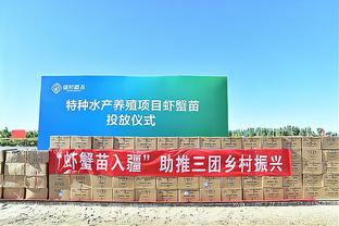 京媒拍摄画面：沧州雄狮主场草皮状况不理想，坑洼处较多